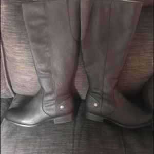 Like new condition tall black boots. Size 7
